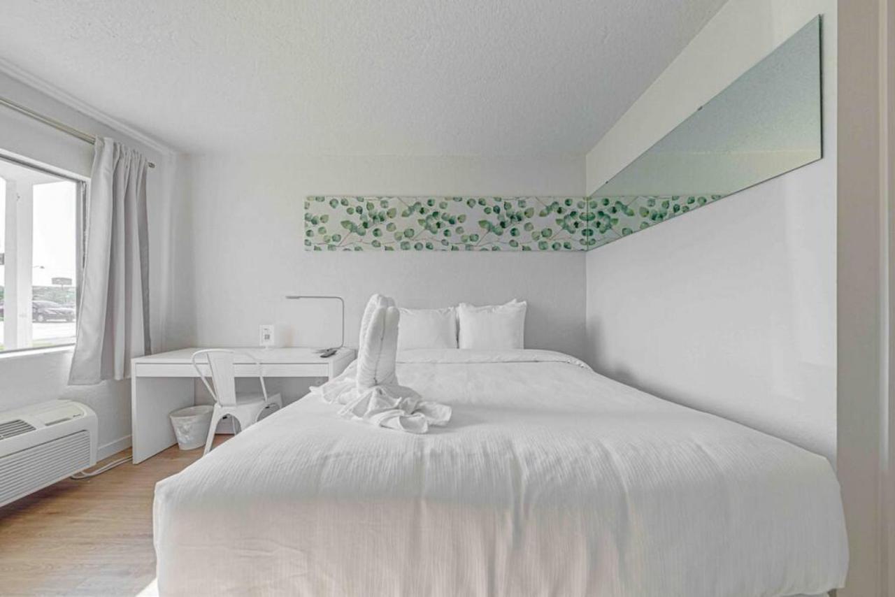 Travel Lodge By Wyndham 10 Min From Disney Kissimmee Eksteriør billede